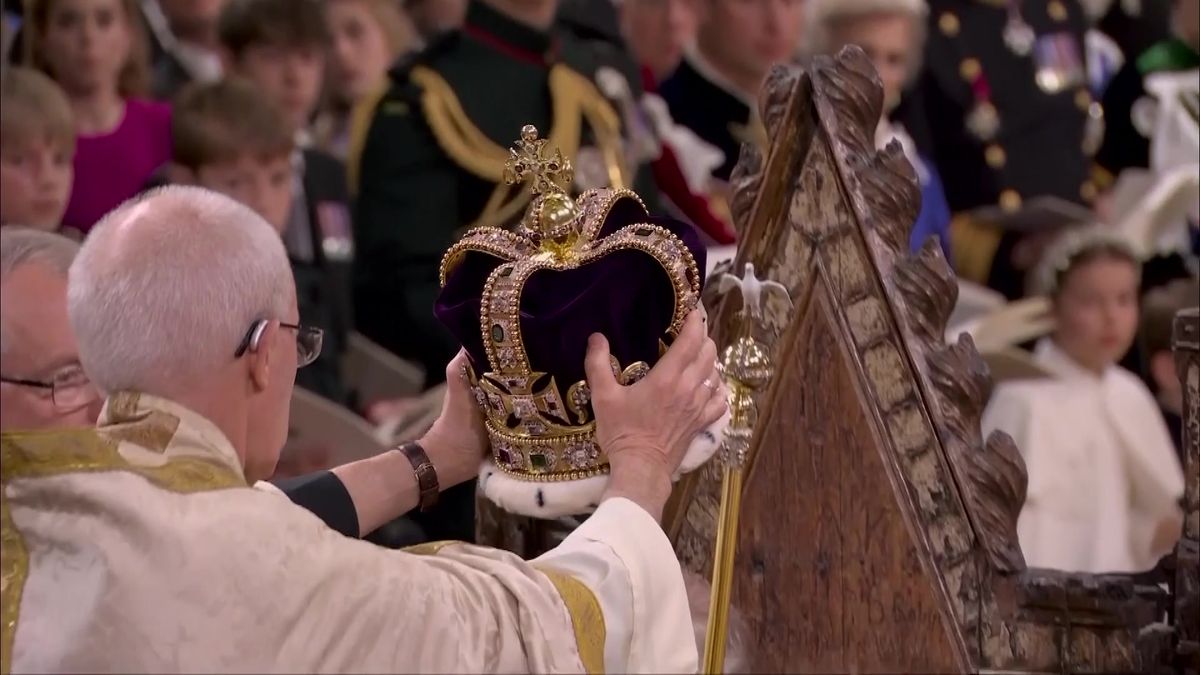 Záběry klíčových momentů: Karel III. a Camilla poprvé s korunami